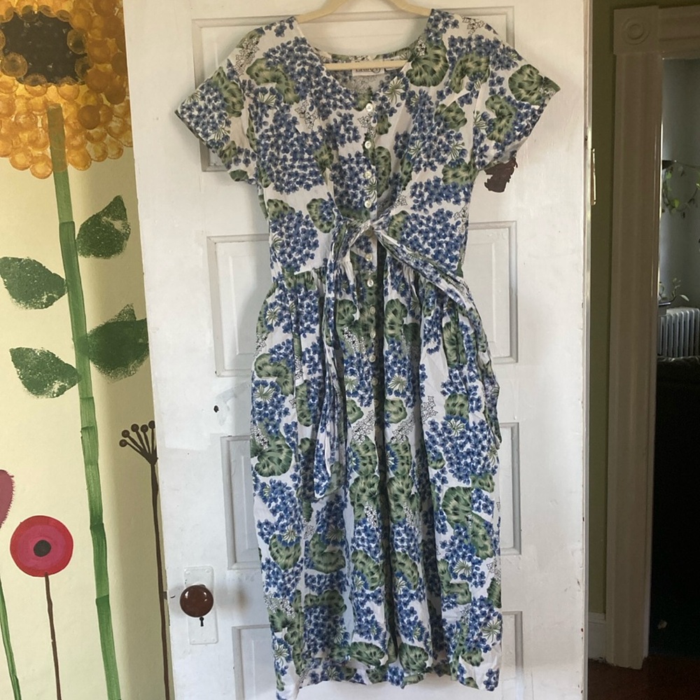 Vintage size M dress with Tie